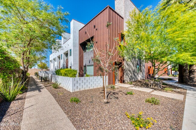 Building Photo - 540 W Mariposa St