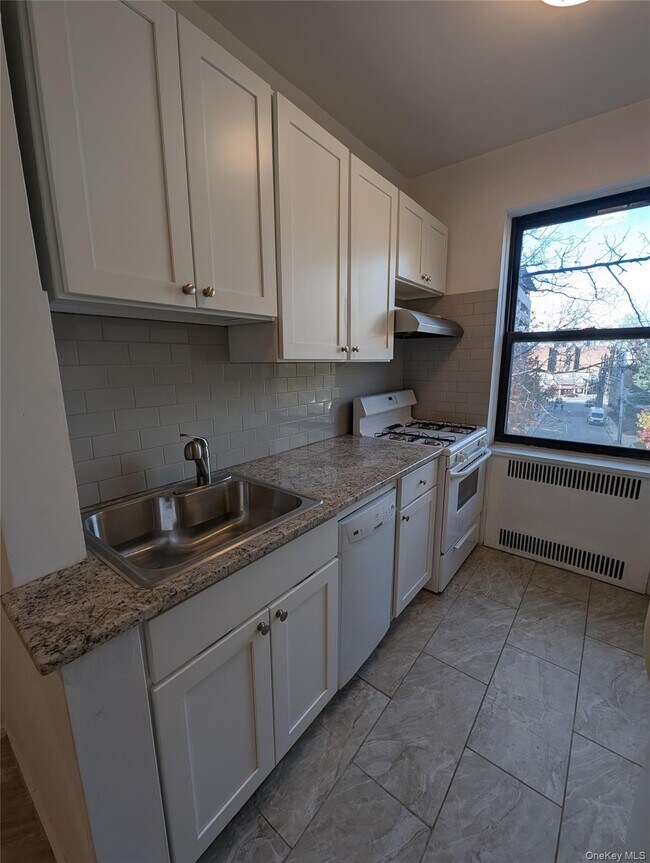 Building Photo - 2 Greenridge Ave