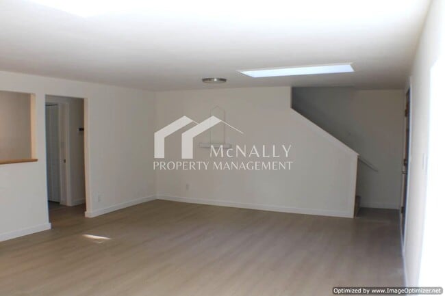 Building Photo - Newly Remodeled 3 bedroom home with Oversi...
