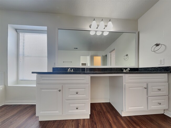 Building Photo - 16973 Scenic Knoll