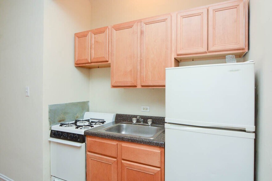 Building Photo - 4549 N Damen Ave