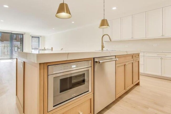 Building Photo - 4 bedroom in Chicago IL 60625
