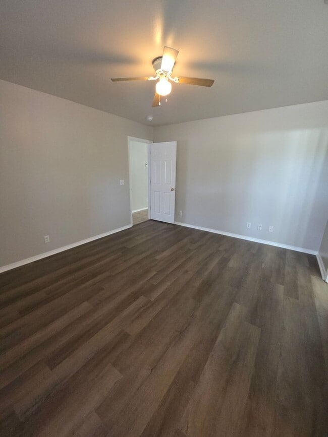 Building Photo - 102 Willow Creek Dr