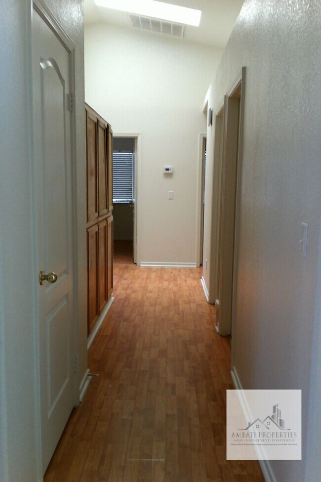 Building Photo - Wonderful 3 Bedroom Home in Sought After Northeast Fresno!