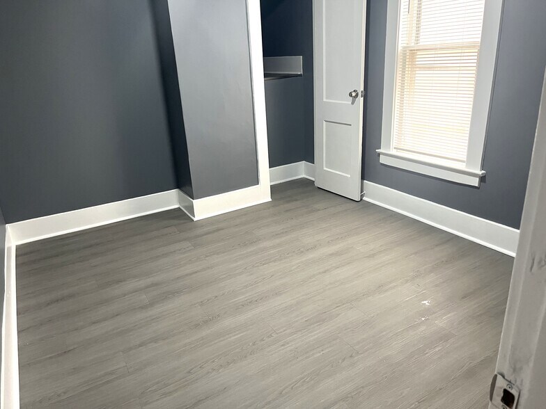 Building Photo - 548 E 7th St