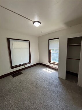 Building Photo - 125 N Van Buren St