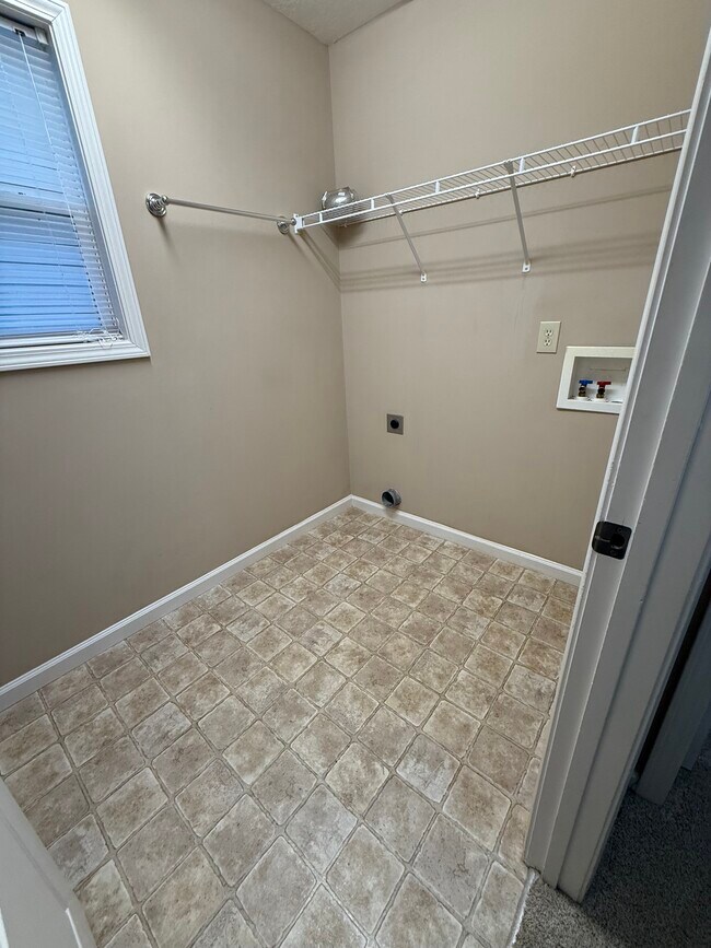 Building Photo - 9907 Thunderbolt Way