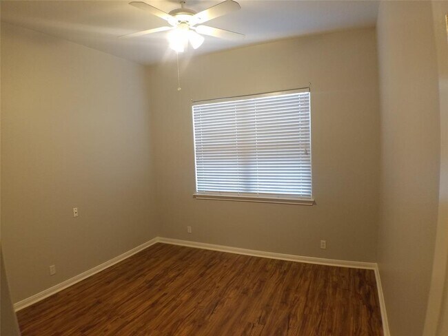 Building Photo - 2502 Allred Dr
