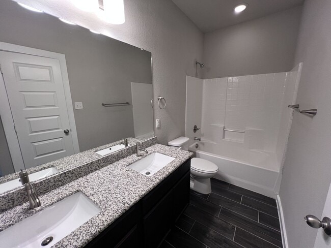 Building Photo - Beautiful Townhouse in New Braunfels!