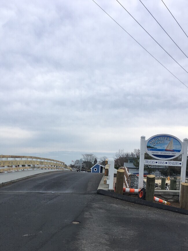 Primary Photo - 7 Island Way