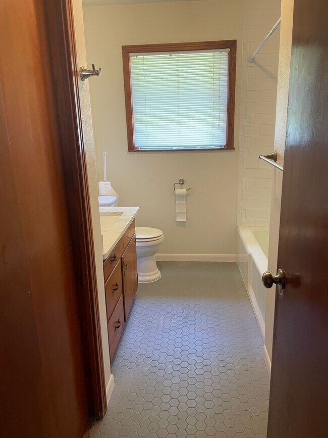 Building Photo - 1010 Peerman Pl