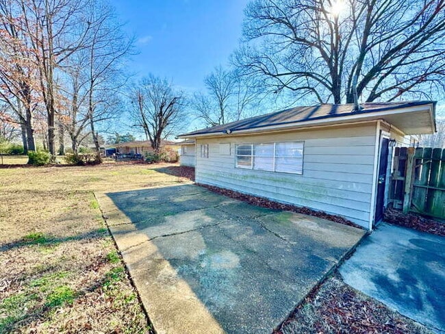 Building Photo - 954 E Holmes Rd