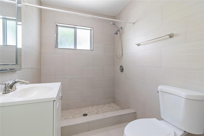 Building Photo - 33 E 60th St