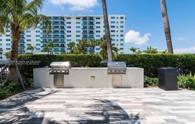 Building Photo - 7501 E Treasure Dr