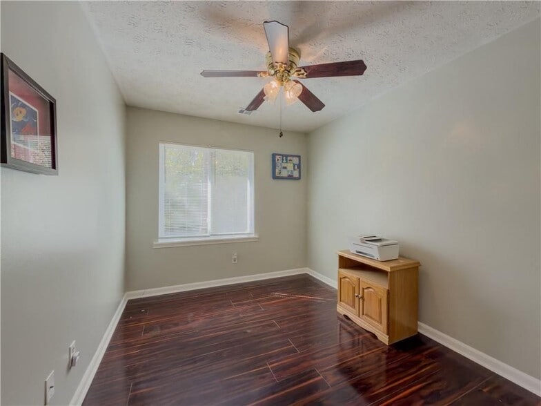Building Photo - 580 Pineland Cir