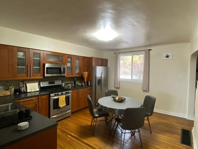 Building Photo - 2512 Burham St