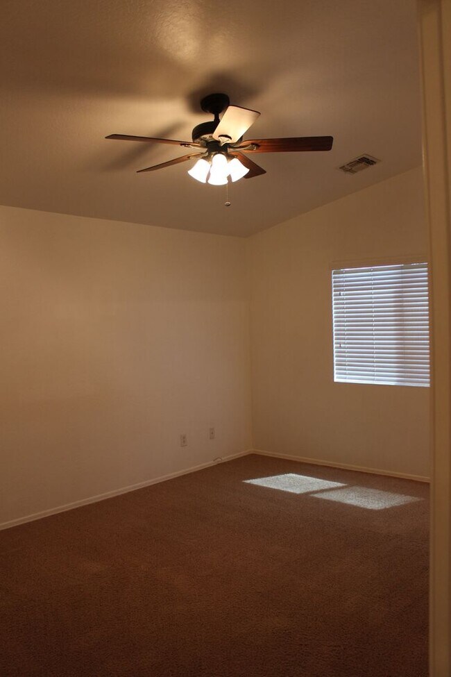 Building Photo - 4 bed 2.5 bath Magic Ranch Home