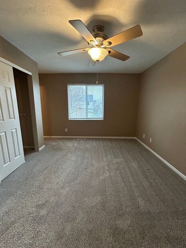 Building Photo - Spacious Split Level Living in Millard with a Backyard You’ll Love