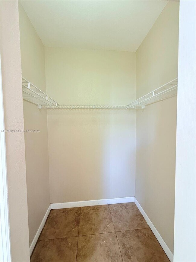 Building Photo - 1656 SE 29th Ct