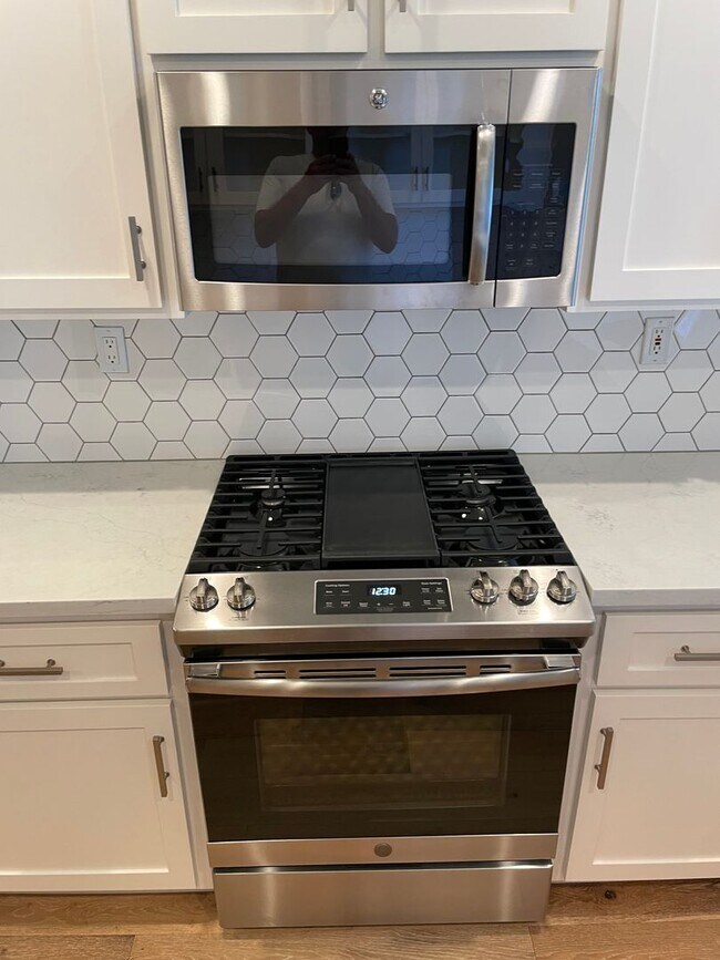 Building Photo - VERY NICELY UPDATED 3 BED, 2 BATHROOM, & 2...