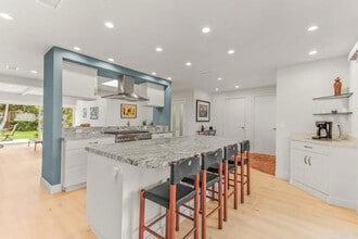 Building Photo - 2462 Lozana Rd