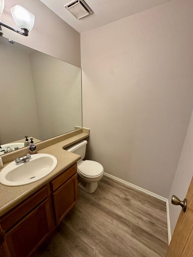 Building Photo - Cozy Townhome on North side with 1 car garage