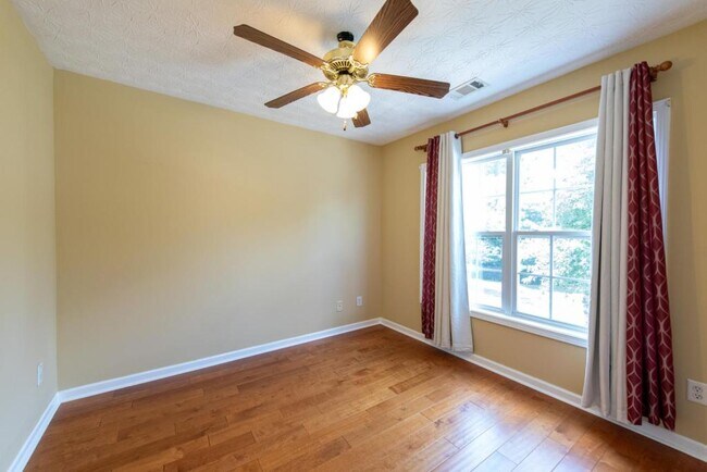 Building Photo - 2227 Longmont Dr