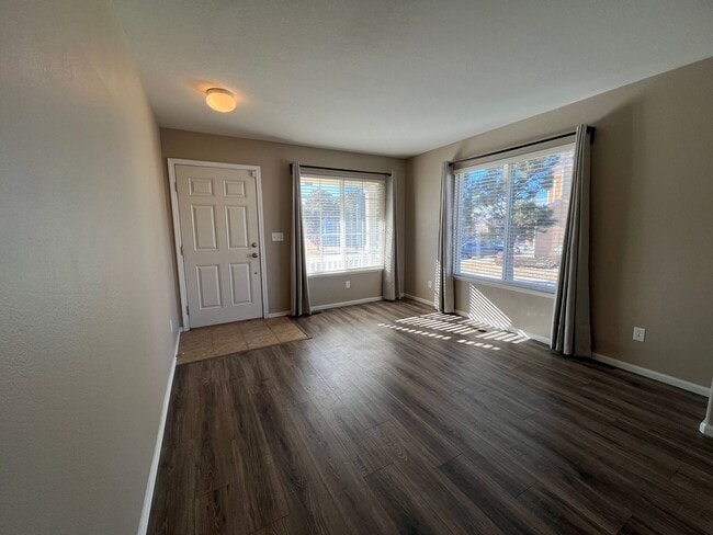 Building Photo - Beautiful 3 Bdrm, 2.5 bath Home in quiet neighborhood