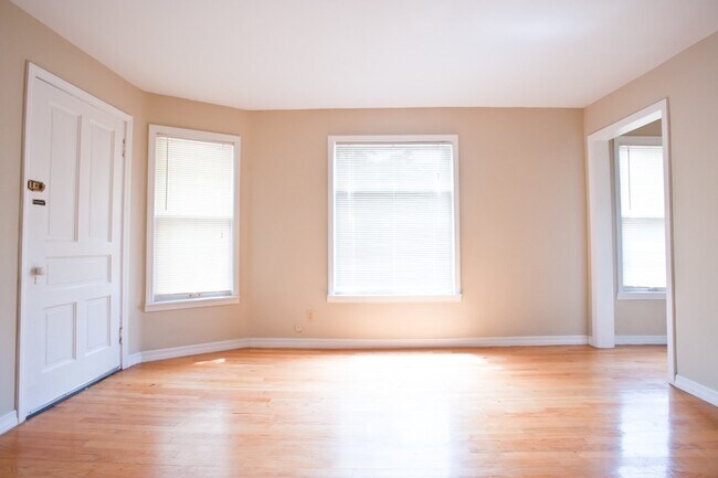 Building Photo - 8/1-$1745 – 3 BR with Laundry, Upper Flat Close to Lakefront and UWM - 2431 N Farwell