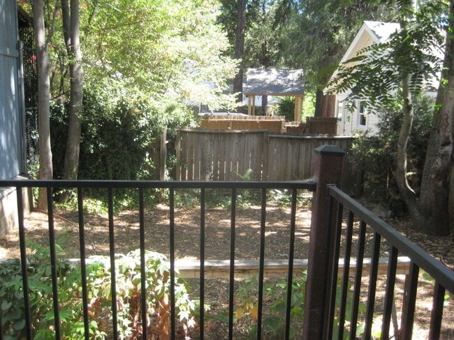 Building Photo - Adorable downtown Grass Valley Bungalow