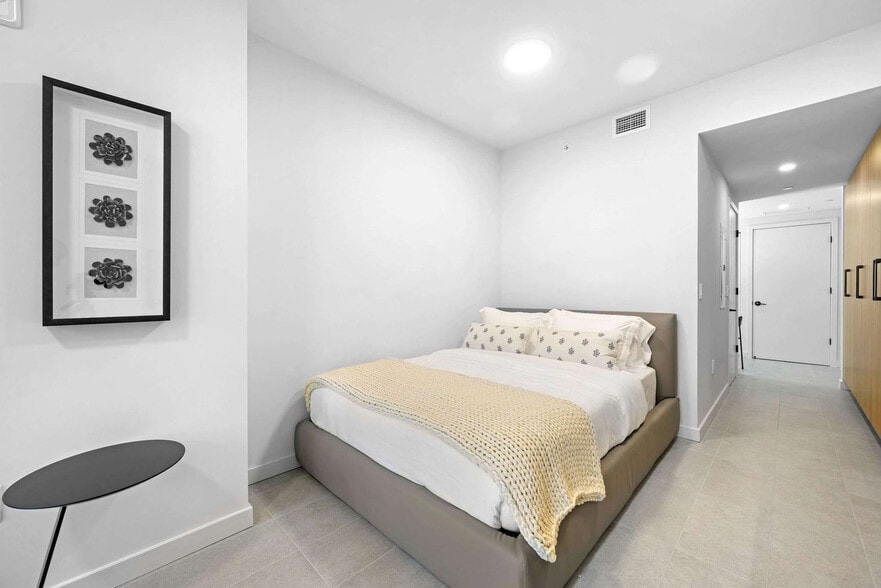 Building Photo - 121 NE 5th St