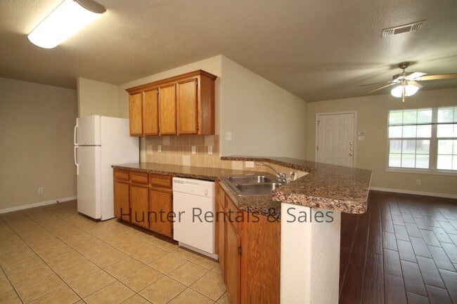 Building Photo - Spacious Duplex!