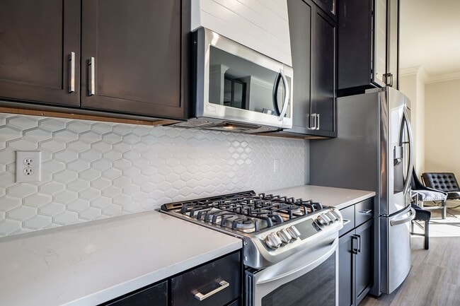 Building Photo - Luxury 3 bedroom, 3.5 Bath, 2 Car Garage Townhome