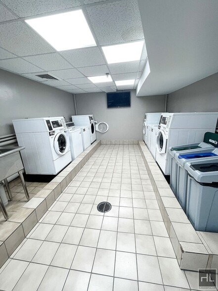 Building Photo - E 47TH ST