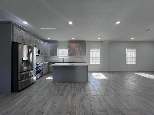 Building Photo - 9210 Martell St