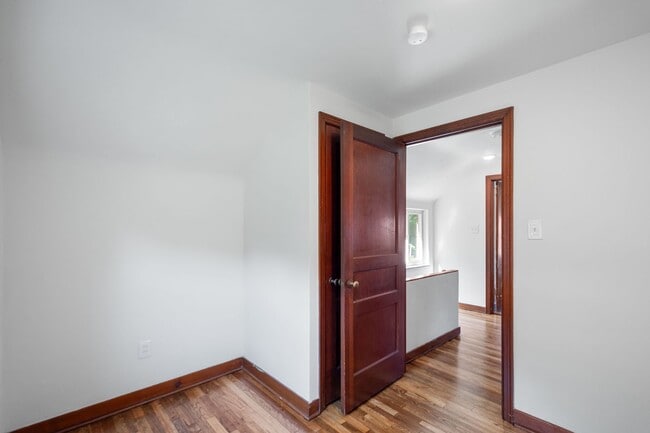 Building Photo - AVAILABLE OCT 1ST!! GORGEOUS & TOTALLY REN...