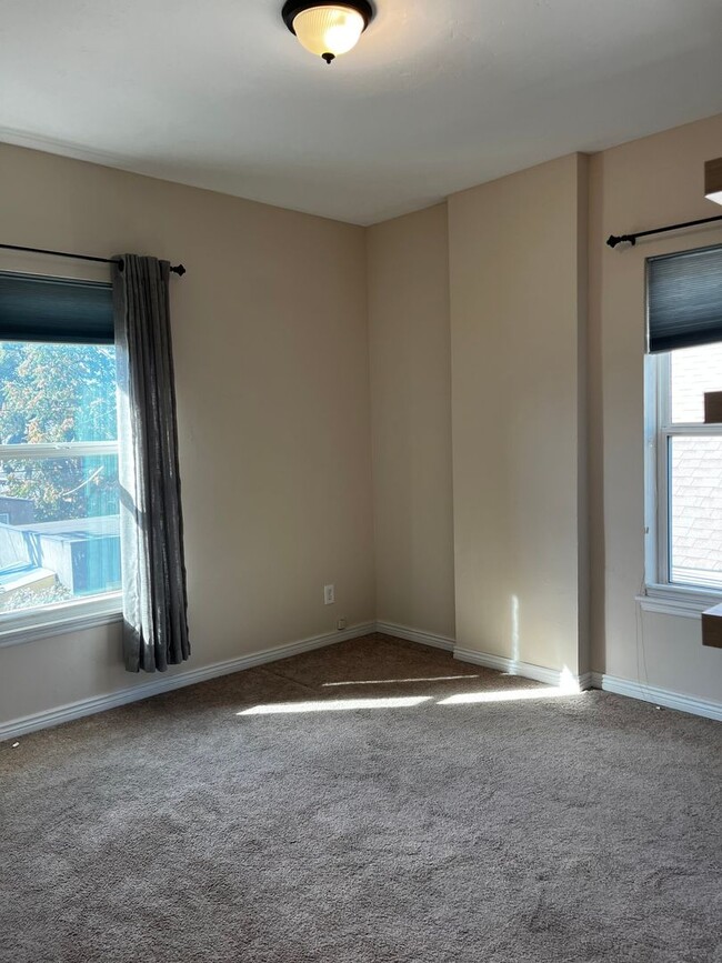 Building Photo - Gorgeous 3 Bedroom 2.5 Bathroom Denver Squ...