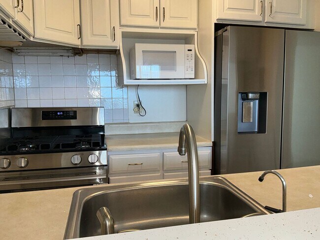 Building Photo - Beautiful 1 BR 1 BA condo at The Forum