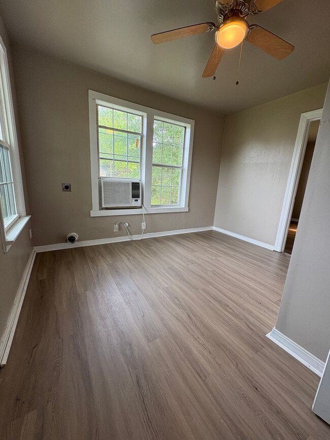 Building Photo - Gorgeously remodeled 4 bedroom/1 bath with carport!