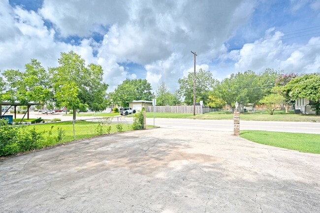 Building Photo - 671 W Merriweather St