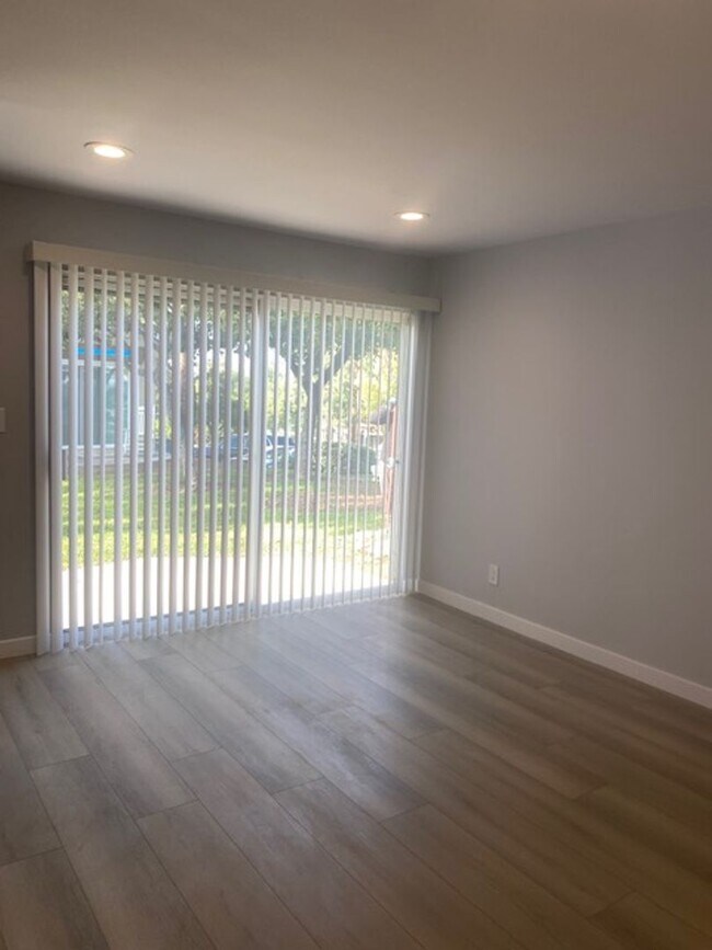 Building Photo - Beautiful fully remodeled 2 bedroom 1.5 bath in Laguna Hills