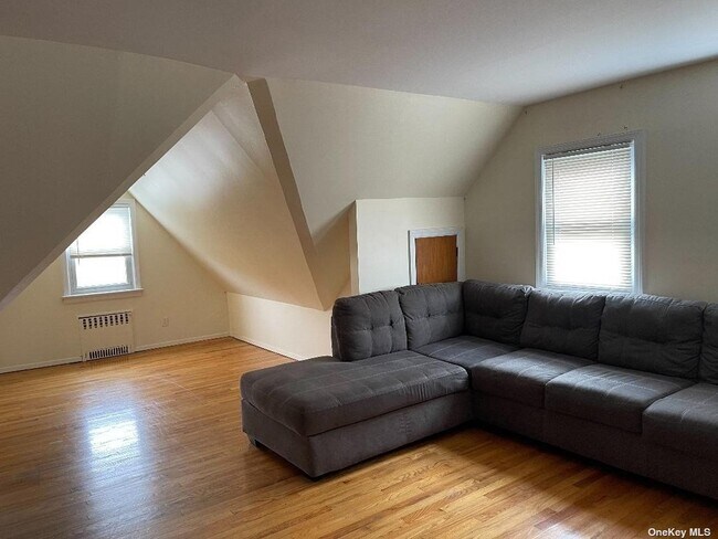 Building Photo - 624 E Walnut St