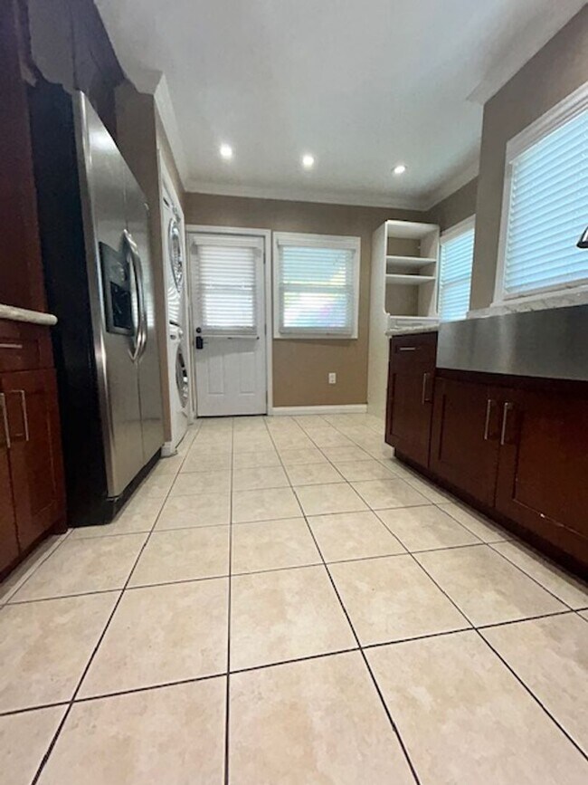 Building Photo - Beautiful Spacious 2Bd/2Bth with Bonus Family Room