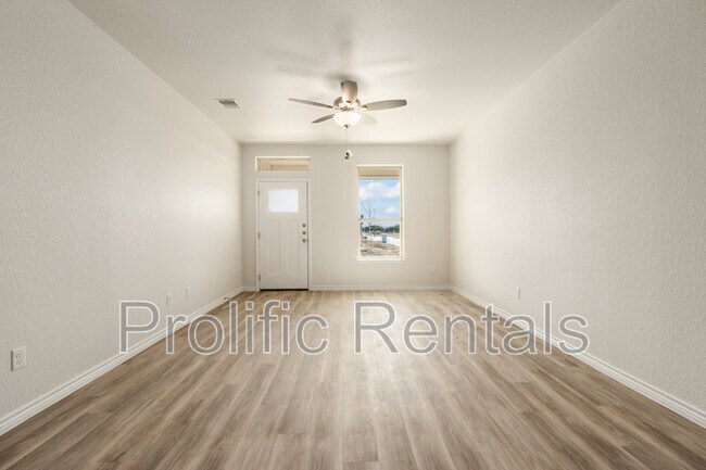 Building Photo - 102 Logan Ct