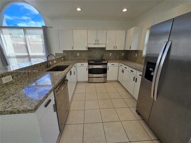 Building Photo - $3,100MONTHLY;35 SW 7TH ST #2 HALLENDALE B...
