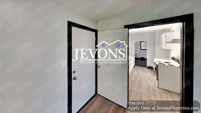 Building Photo - Coming soon - Spacious 3-Bedroom Home in Yakima with Fenced Yard & Driveway Parking