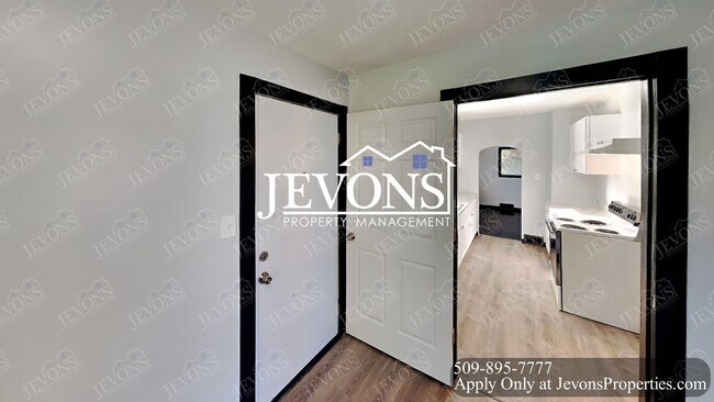 Building Photo - Embrace the cozy charms of this single-family home in Yakima's heart