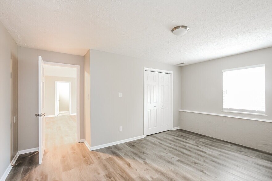 Building Photo - 4087 FairOaks Dr