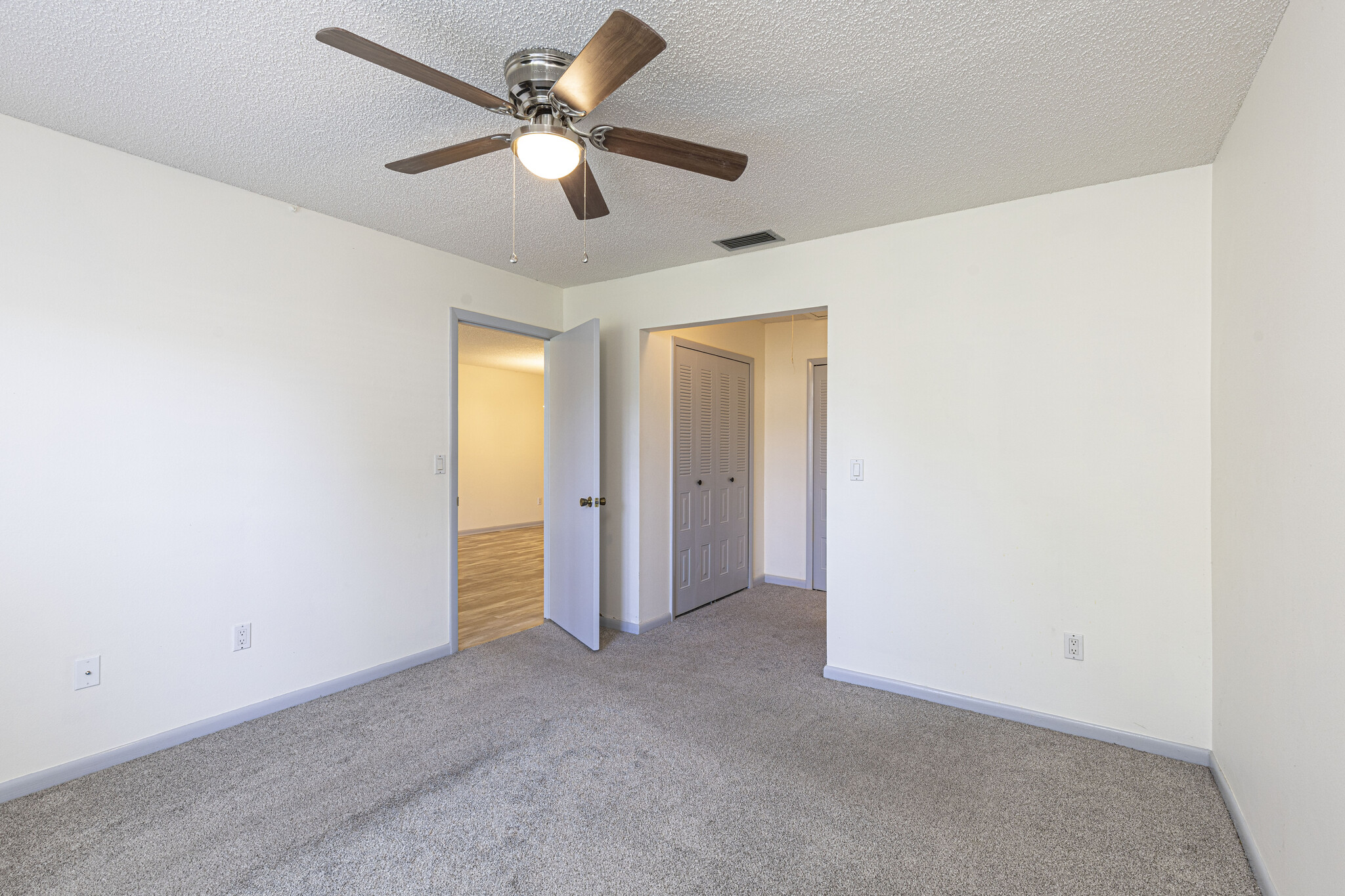 Main bedroom with ensuite bath (shower only) - 6807 Sandtrap Dr