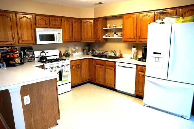 Building Photo - 402 Bollen Ct